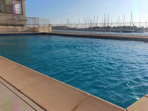 Ein Pool mit Blick auf eine Marina.