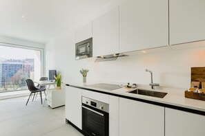 Kühlschrank, Mikrowelle, Gewürze