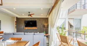 TV - Beachside retreat w/ rooftop pool & BBQ (Playa del Carmen)