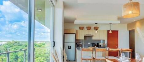Coffee/tea maker, fridge, microwave, oven