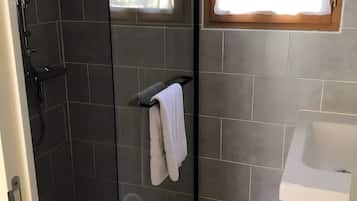 Een douche, handdoeken