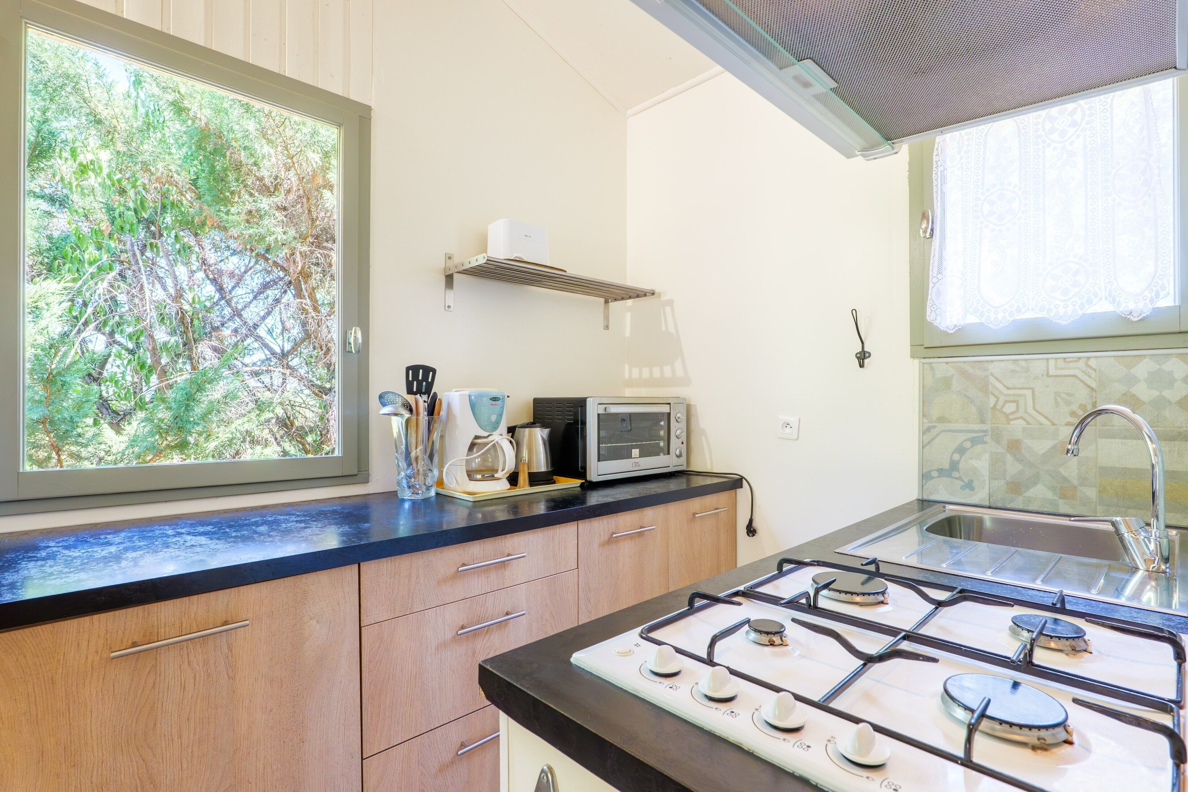 Coffee/tea maker, fridge, microwave, oven