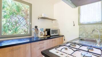 Coffee/tea maker, fridge, microwave, oven
