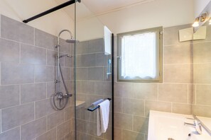 Douche, serviettes fournies