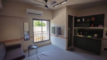 Premium Studio | Desk, laptop workspace, cribs (surcharge), WiFi (free)