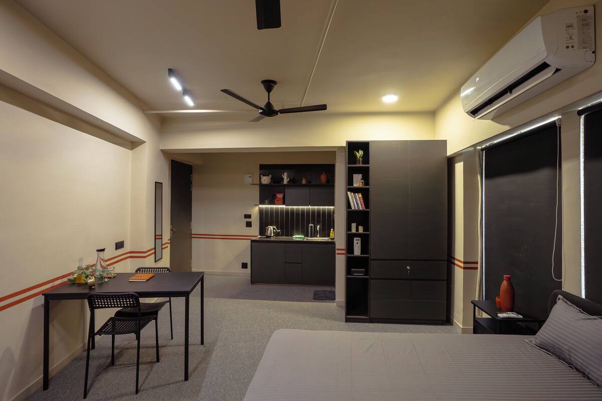 Estudio Premium, vista a la ciudad | Escritorio, espacio para trabajar con laptop y wifi gratis