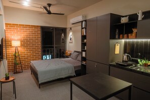 Executive Studio | Desk, laptop workspace, WiFi (free), bed sheets