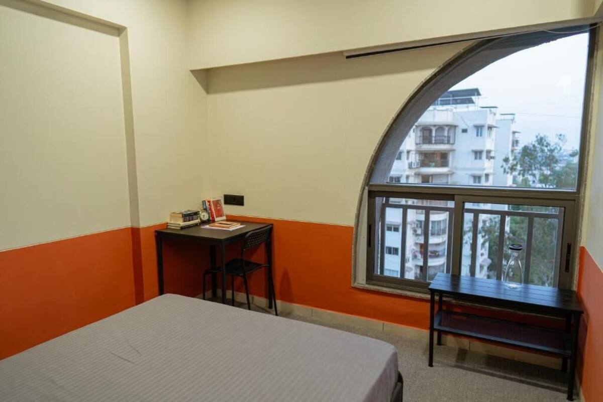 Escritorio, espacio para trabajar con laptop y wifi gratis