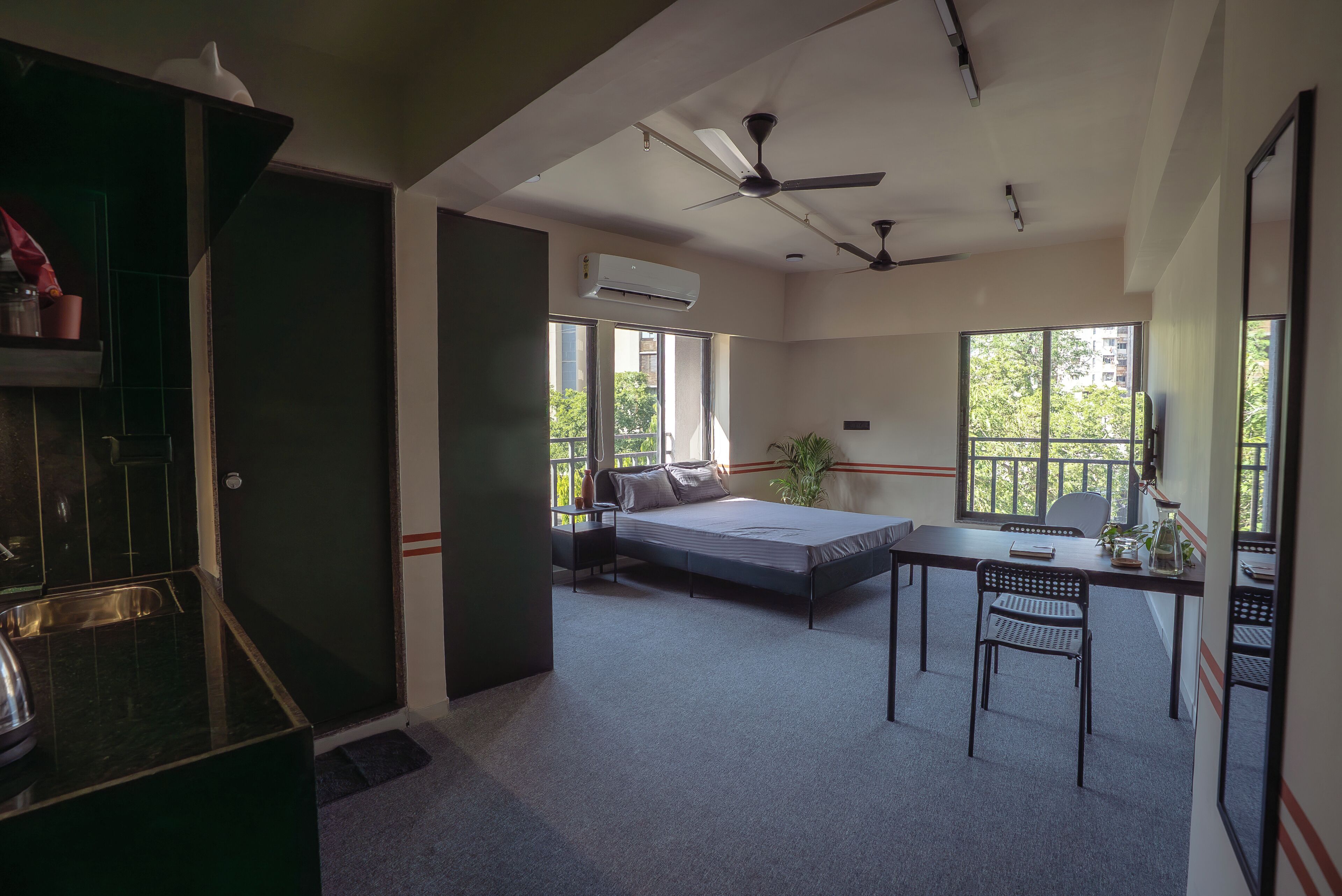 Studio, kaupunkinäköala | Työpöytä, kannettavalle tietokoneelle sopiva työtila, vauvansängyt