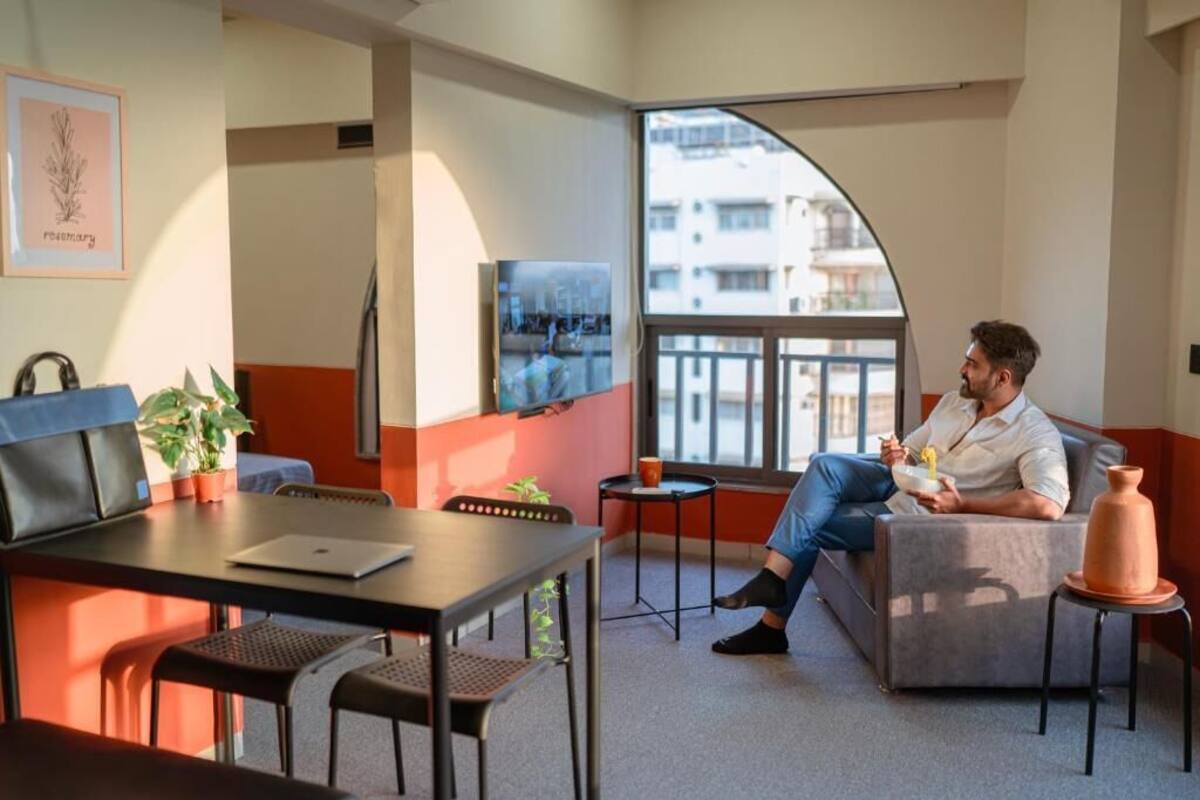 Estudio Elite, vista a la ciudad | Escritorio, espacio para trabajar con laptop y wifi gratis