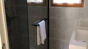 Douche, serviettes fournies
