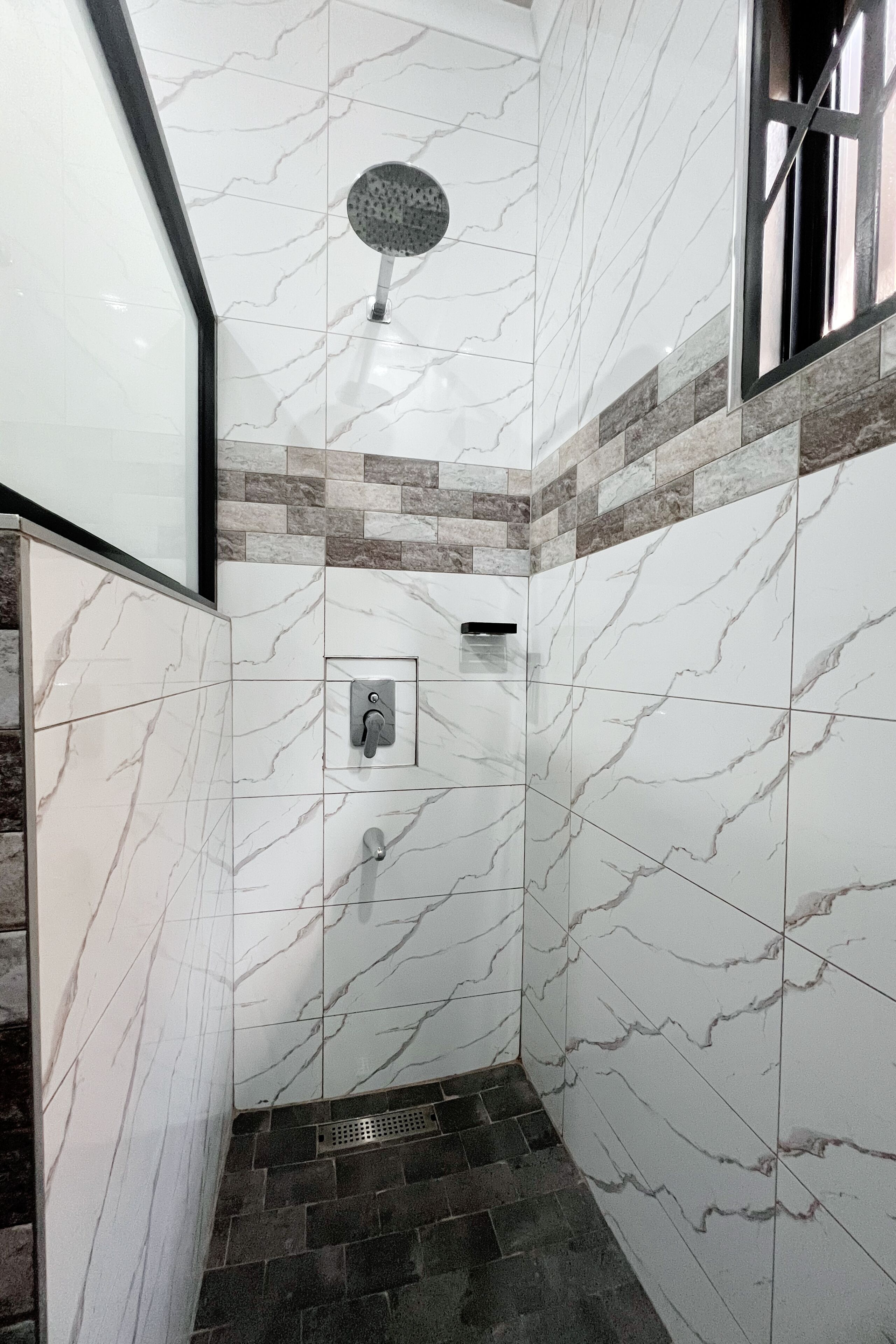 Double Room | Bathroom | Shower, free toiletries, hair dryer, towels