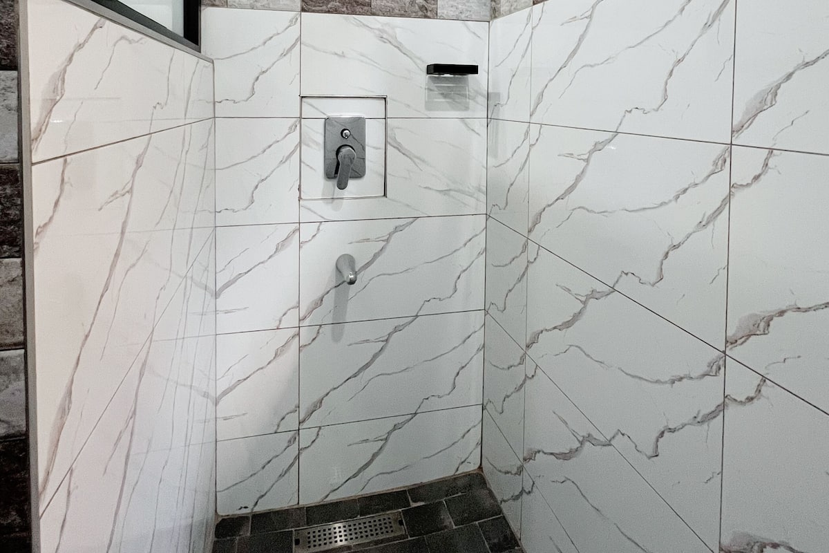 Double Room | Bathroom | Shower, free toiletries, hair dryer, towels