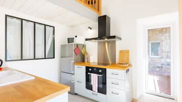 Wasserkocher mit Kaffee-/Teezubehör, Kühlschrank, Mikrowelle, Ofen