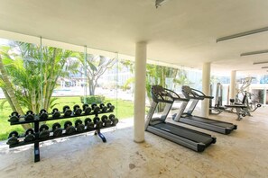 Ett gym med löpband, hantlar och annan träningsutrustning.