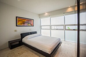 In-room safe, desk, iron/ironing board, free WiFi - Beach block escape w/ pool, gym & balcony (Playa del Carmen)