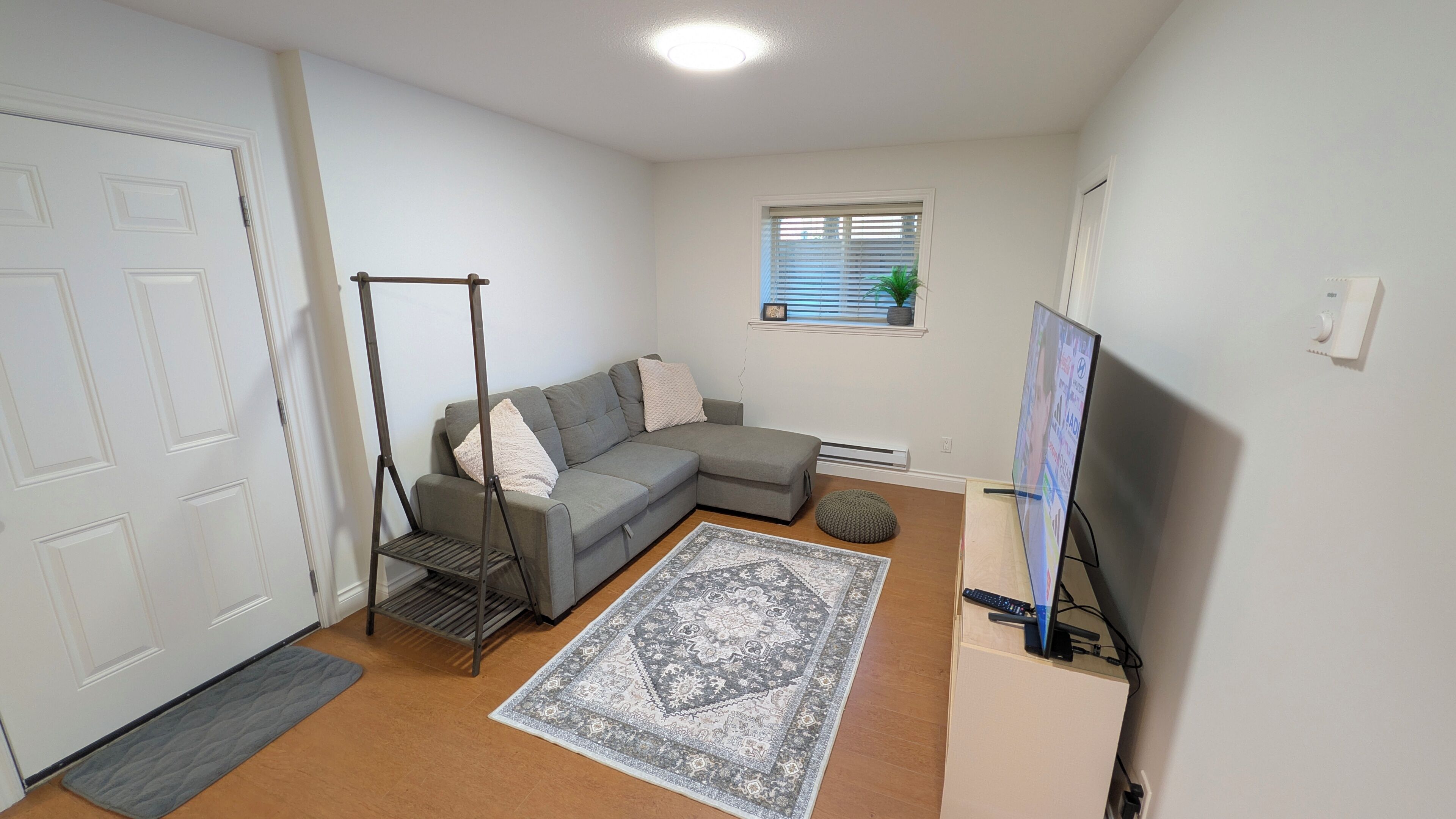 House, 1 Bedroom | Living room | Books
