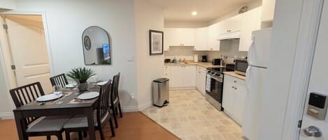 House, 1 Bedroom | Dining room