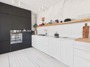 Wasserkocher mit Kaffee-/Teezubehör, Kühlschrank, Mikrowelle, Ofen