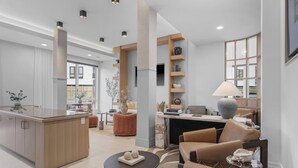 Un intérieur moderne comprenant une cuisine, un coin repas et un salon.