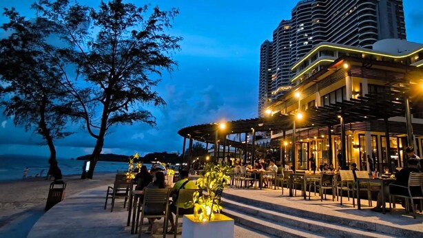 Outdoor dining - LUXURY Hotel (Phnom Penh)
