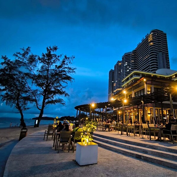 Outdoor dining - LUXURY Hotel (Phnom Penh)