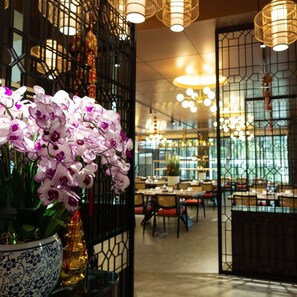 Dining - LUXURY Hotel (Phnom Penh)