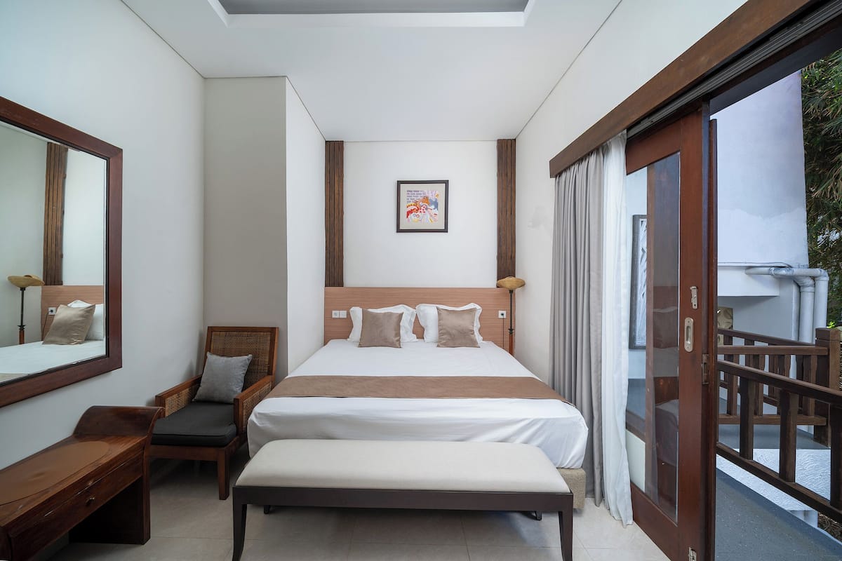 Quarto luxo, 1 cama Queen, vista para a piscina | Escrivaninha, Wi-Fi de cortesia, roupa de cama