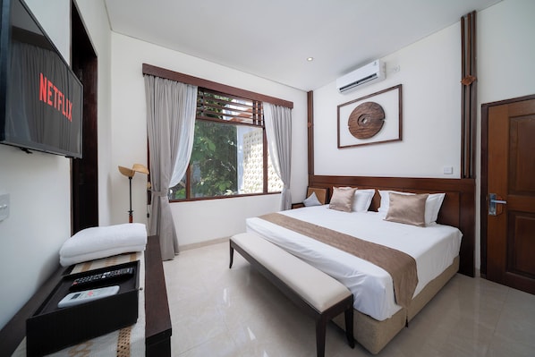 Deluxe Room, 2 Queen Beds, Pool View
