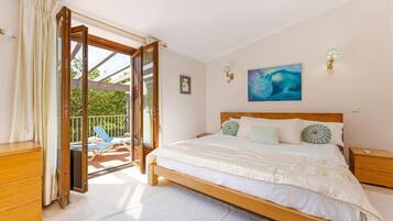 4 bedrooms, iron/ironing board, WiFi, bed sheets