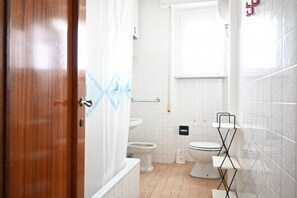 Shower, bidet, towels - SE293 - Senigallia, two-room apartment just steps from the sea and the center of Senigallia. (Senigallia)