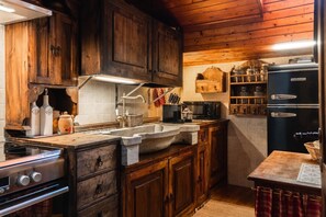 Private kitchen - Penthouse with Monte Rosa Views, 3 Minutes from the Ski Lifts in Champoluc (Champoluc)