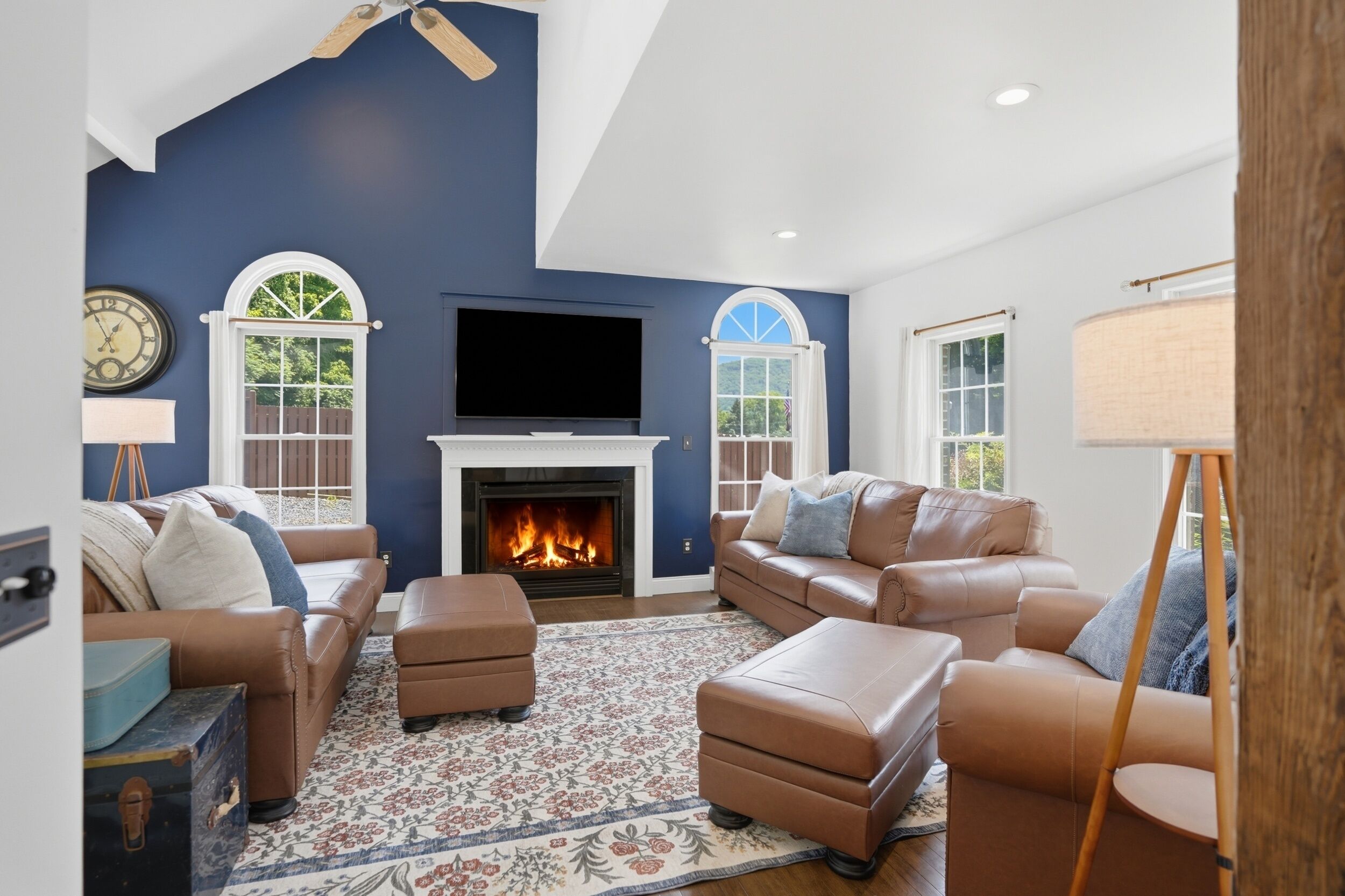 Escape To This Private Hudson Valley Estate Featuring A Seasonal Heated Pool, Hot Tub, Hidden Speakeasy, And Room For Up To 14 Guests. Minutes From West Point, Wineries, Hiking, And Storm King Perfect For Family Vacations And Group Getaways. ** - Beacon, NY