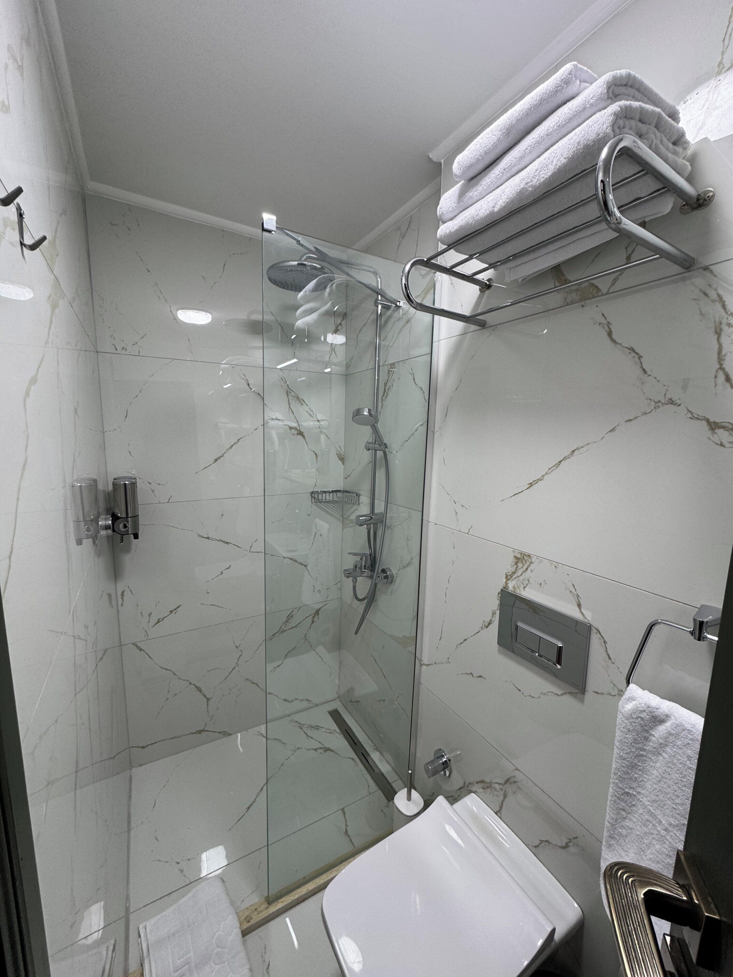 Phòng đôi Deluxe, 1 giường đôi | Phòng tắm | Buồng tắm vòi sen, máy sấy tóc, dép đi trong nhà, khăn tắm 