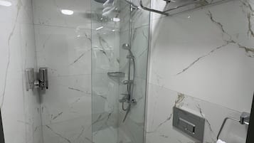 Phòng đôi Deluxe, 1 giường đôi | Phòng tắm | Buồng tắm vòi sen, máy sấy tóc, dép đi trong nhà, khăn tắm