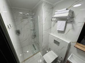 Habitación doble económica | Baño | Regadera, secadora de cabello, pantuflas, toallas