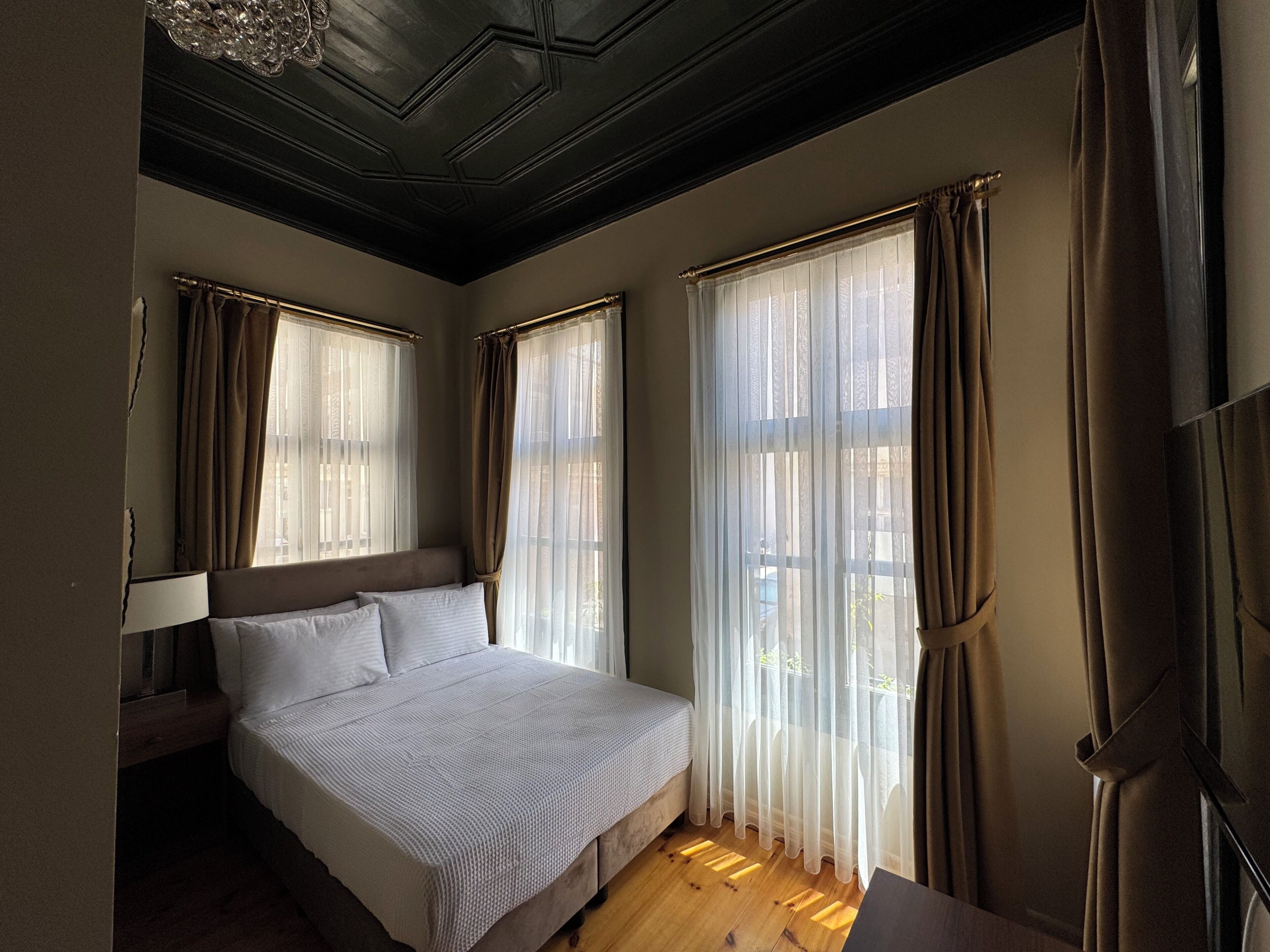 Habitación doble Deluxe, 1 cama matrimonial | Artículos del minibar gratis y caja de seguridad en la habitación 
