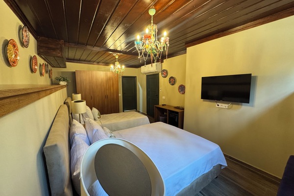 Family Suite, Multiple Beds | Minibar (free items), in-room safe, desk, laptop workspace