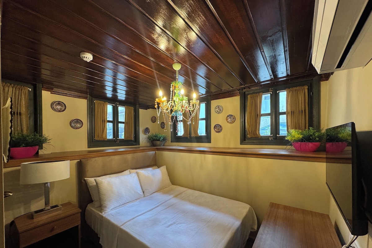 Economy Double Room | Minibar (free items), in-room safe, desk, laptop workspace