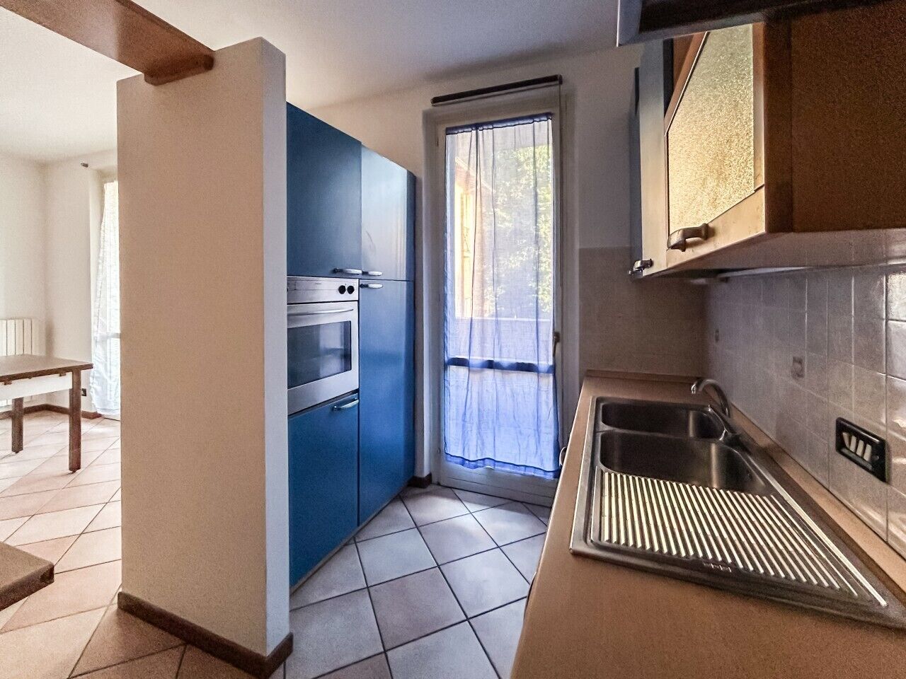 Wasserkocher mit Kaffee-/Teezubehör, Kühlschrank, Ofen, Herdplatte