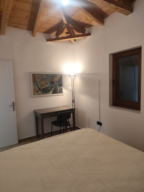 Desk, free WiFi, bed sheets - Emmelia Stone Maisonette: Panoramic Sea View (Kalamata)