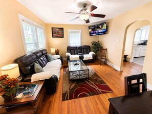 Living area - The Spacious Oasis-Hot Tub-Private Suite-Sleeps 11 (Wilmington)