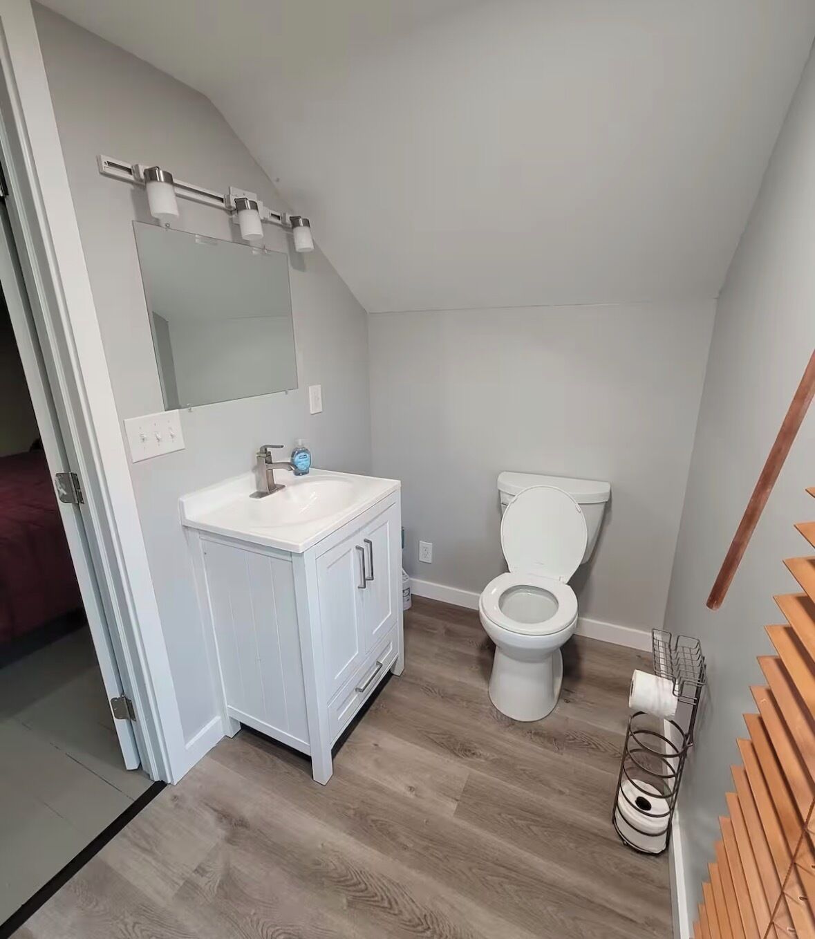 Ein Badezimmer mit weißem Waschtisch, Toilette und Duschbereich.