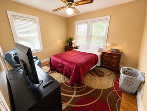 Room - The Spacious Oasis-Hot Tub-Private Suite-Sleeps 11 (Wilmington)