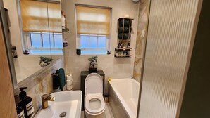 Een haardroger, handdoeken, zeep, toiletpapier