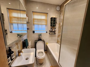 Hair dryer, towels, soap, toilet paper - 2 Bedroom Flat & Additional Sofabed in Kings Cross (London)
