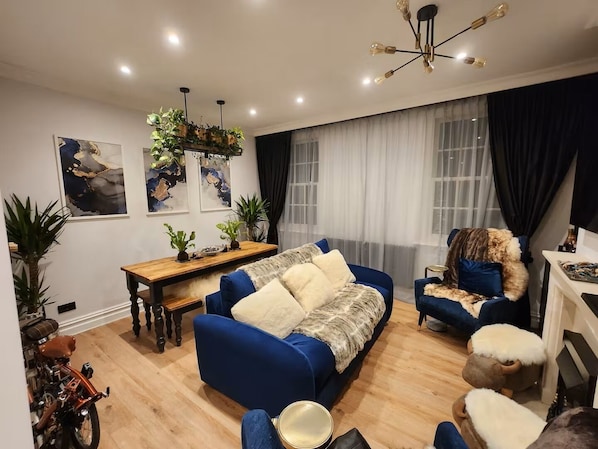 Living area - 2 Bedroom Flat & Additional Sofabed in Kings Cross (London)
