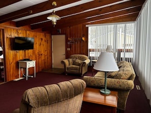 Living area - Cozy 1-bedroom hotel room, Hamilton - 309 Highline (Hamilton)