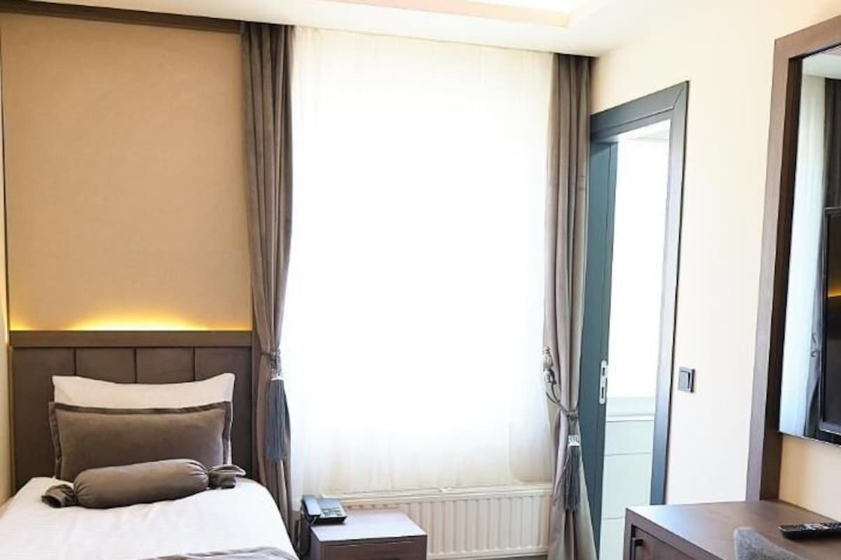 Standard Single Room (Einzelzimmer) | In-room safe, desk, laptop workspace