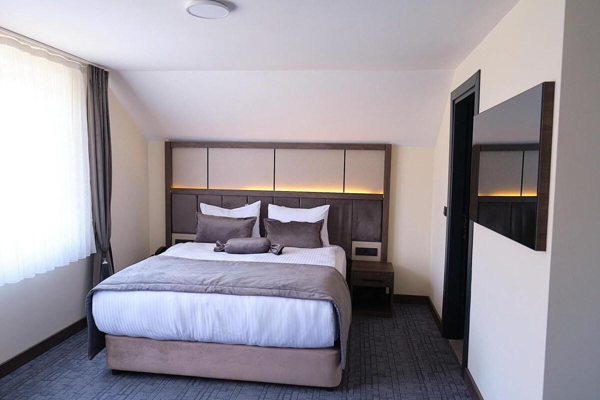 Family Quadruple Room (Familienzimmer) | In-room safe, desk, laptop workspace